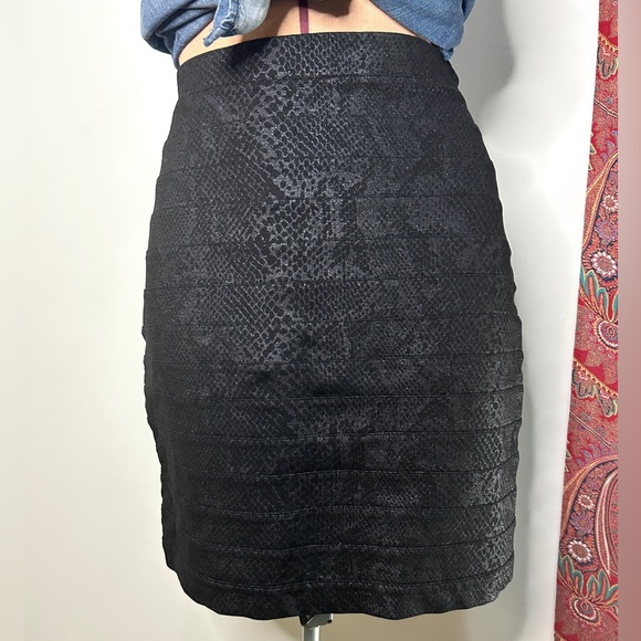Express Black Snakeskin Print Ribbed Highwaist Skirt - Size 4 - Picture 2 of 4